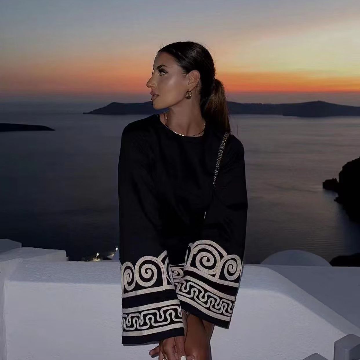 Abito Corto Mykonos con Ricami e Maniche Lunghe
