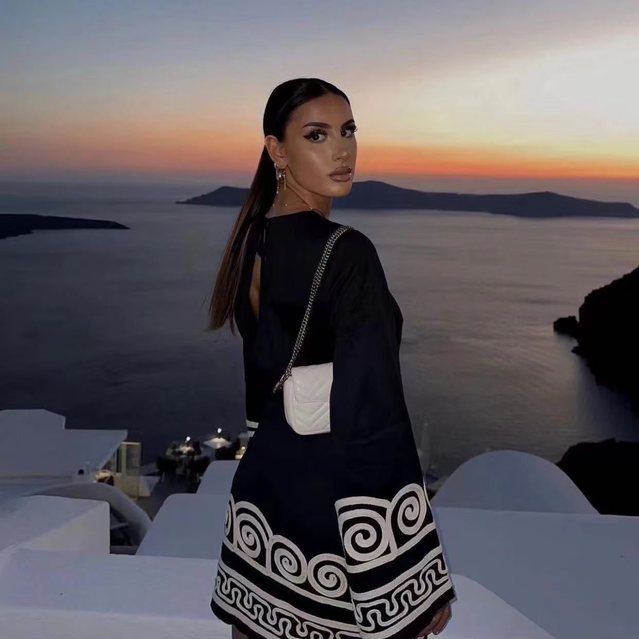 Abito Corto Mykonos con Ricami e Maniche Lunghe