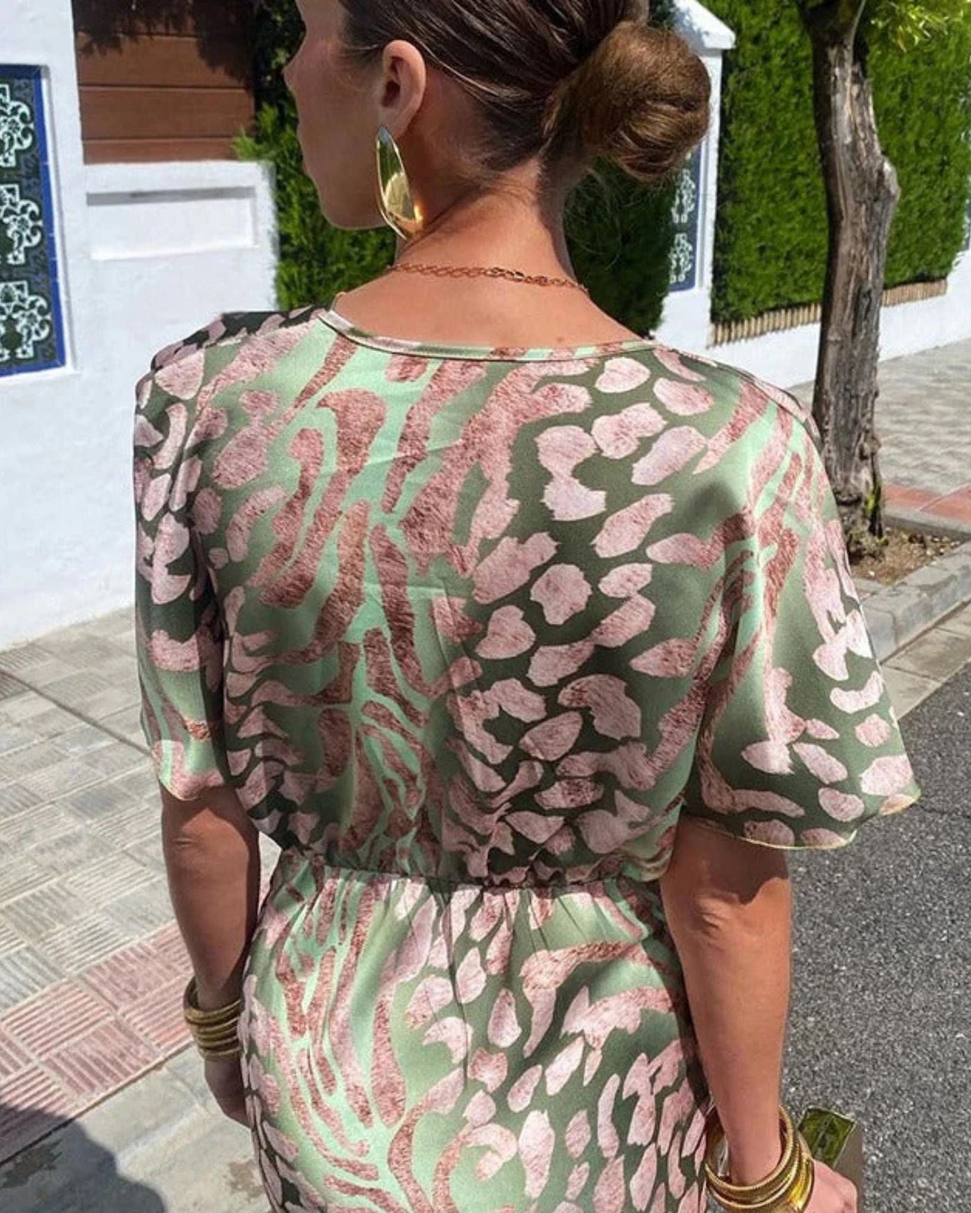 Bruna | Vestito Lungo in Satin con Scollo a V Drappeggiato e Design Twisted