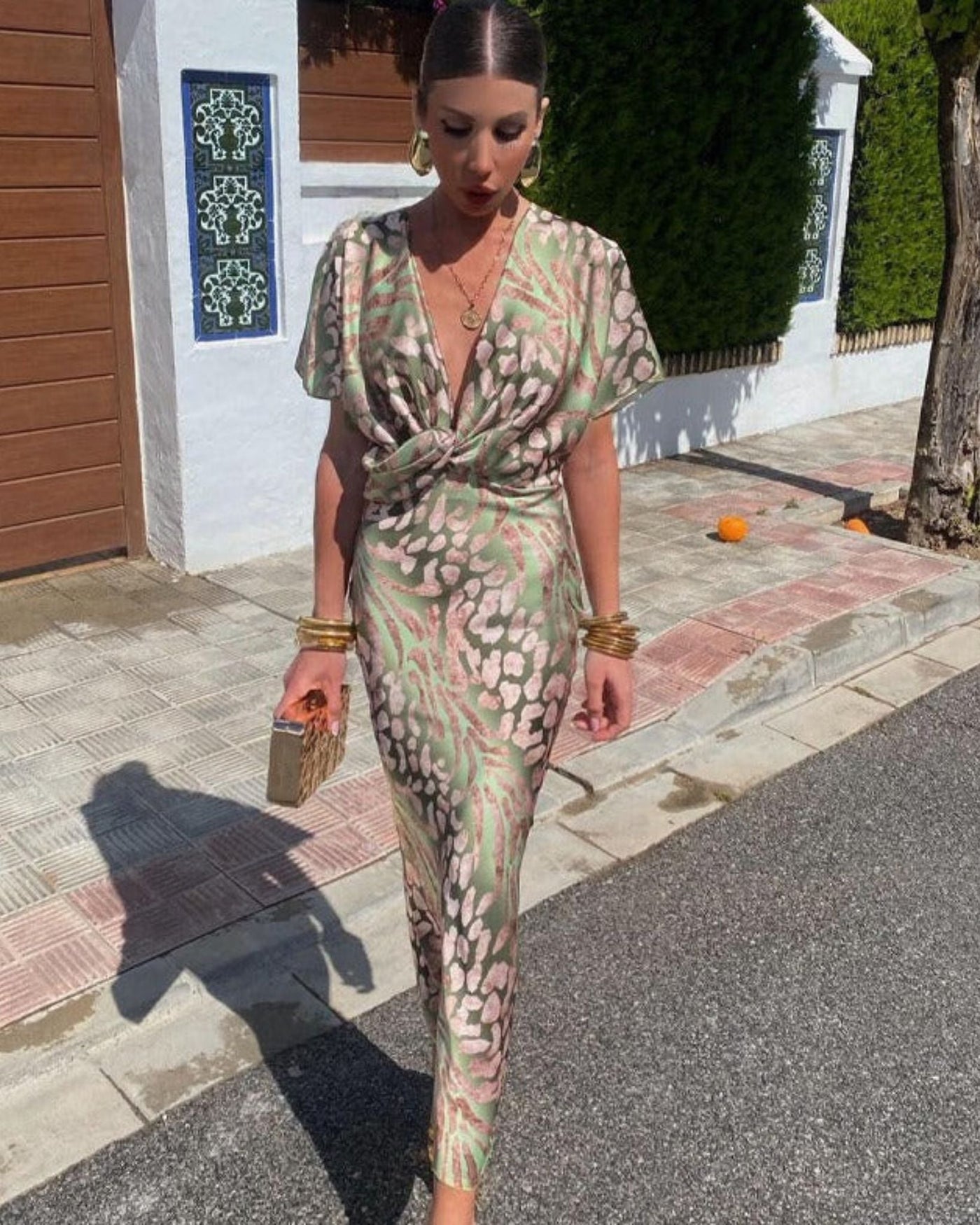 Bruna | Vestito Lungo in Satin con Scollo a V Drappeggiato e Design Twisted