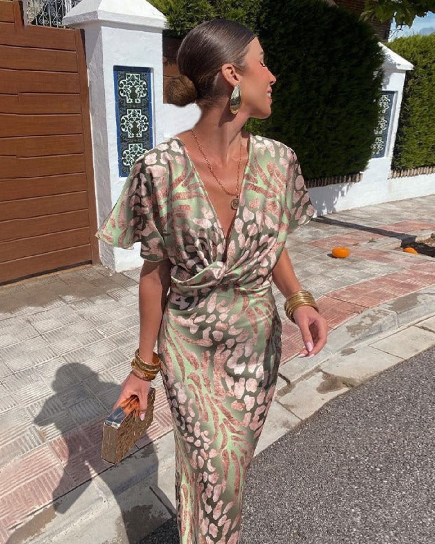 Bruna | Vestito Lungo in Satin con Scollo a V Drappeggiato e Design Twisted