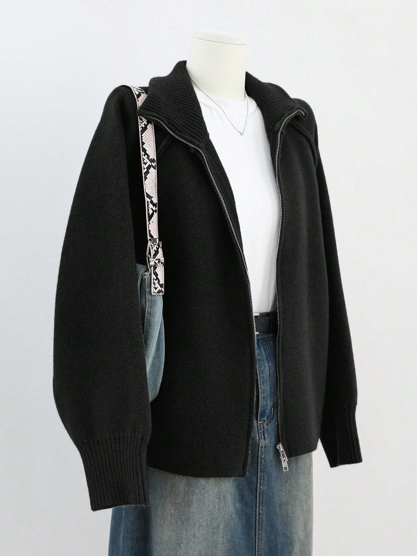 Giacca Elegante da Donna Sofia – Modello Lungo con Zip e Collo Alto Morbido