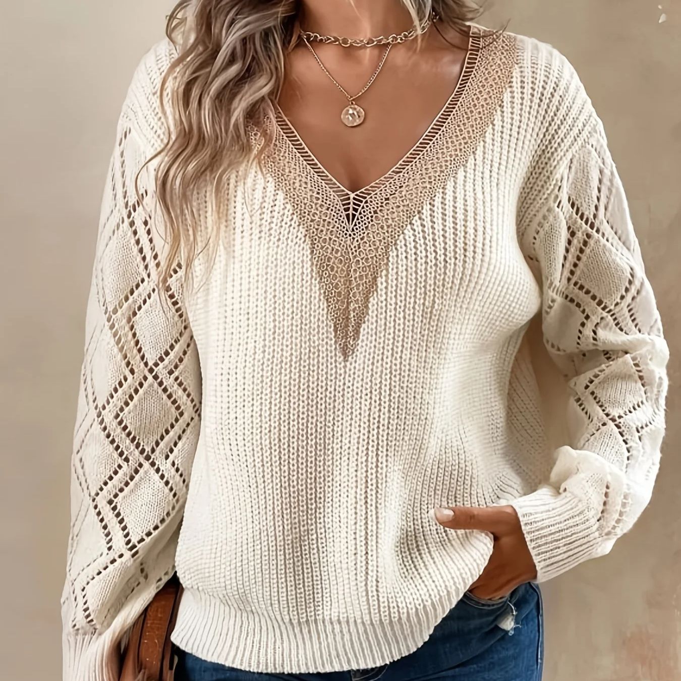 Elena: Maglione Elegante da Donna con Scollo a V in Pizzo e Maniche Trasparenti