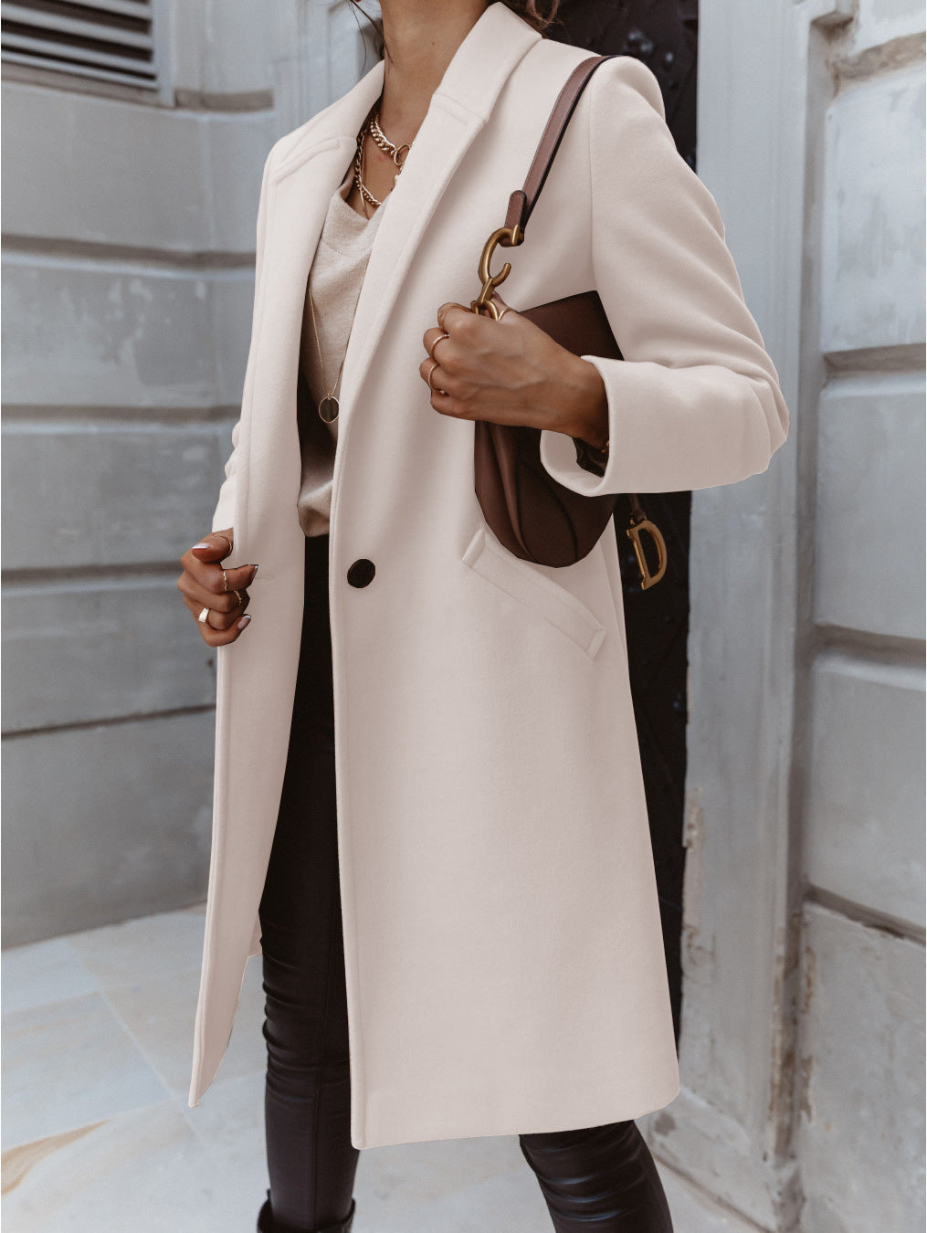 Giulia: Cappotto Elegante con Collo Revers e Chiusura a Bottone