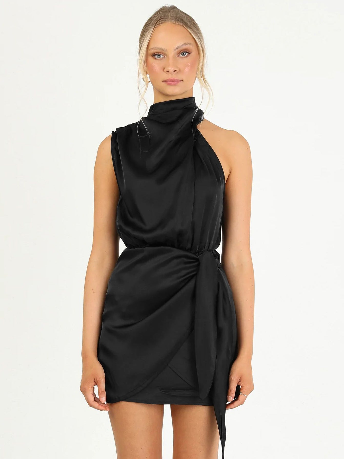 Abito Corto in Satin con Scollo Halter