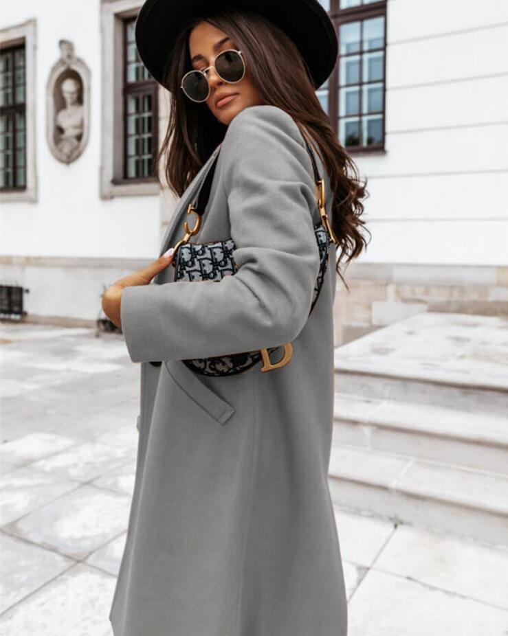 Giulia: Cappotto Elegante con Collo Revers e Chiusura a Bottone