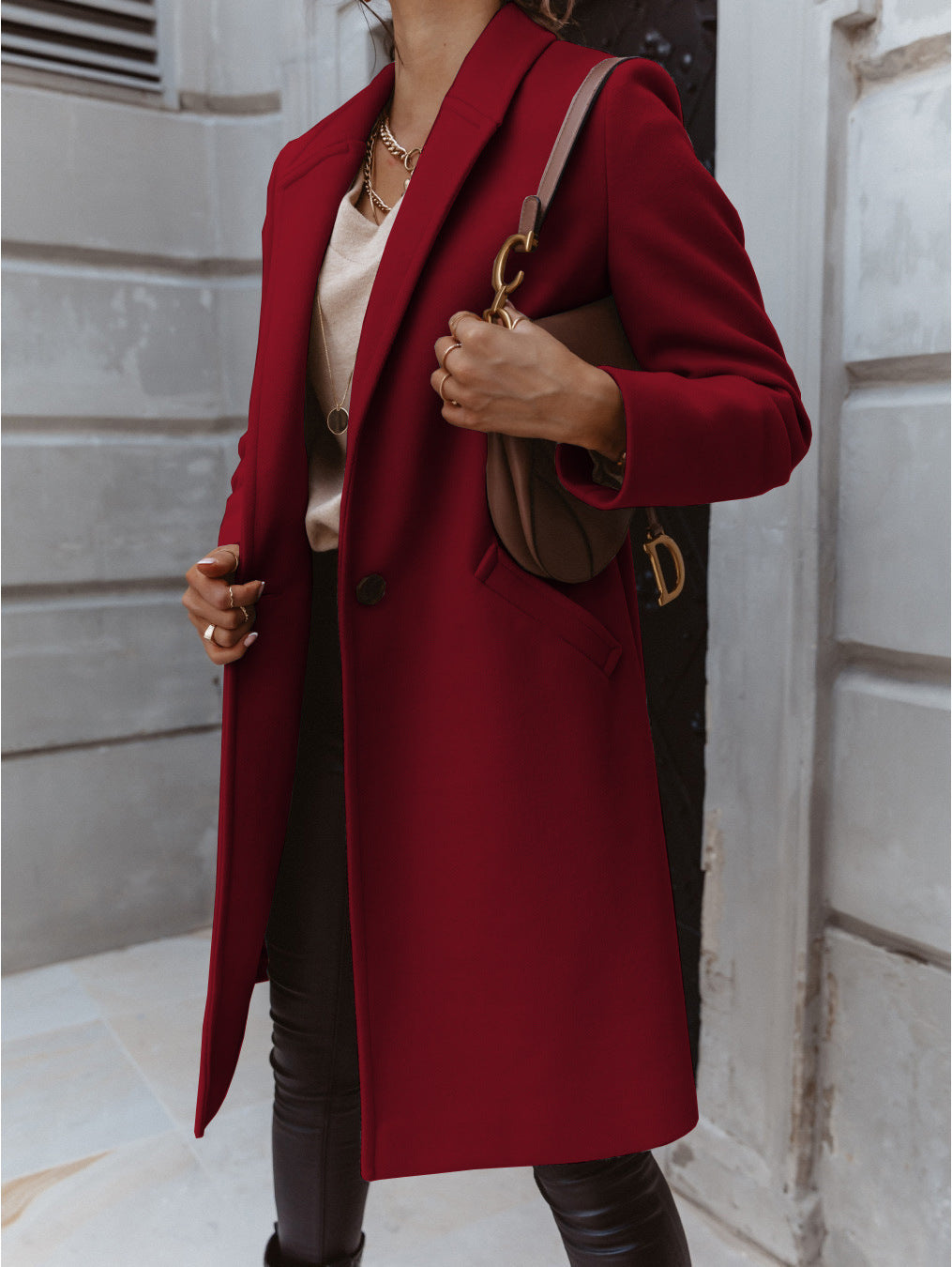Giulia: Cappotto Elegante con Collo Revers e Chiusura a Bottone