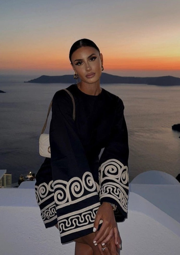 Abito Corto Mykonos con Ricami e Maniche Lunghe