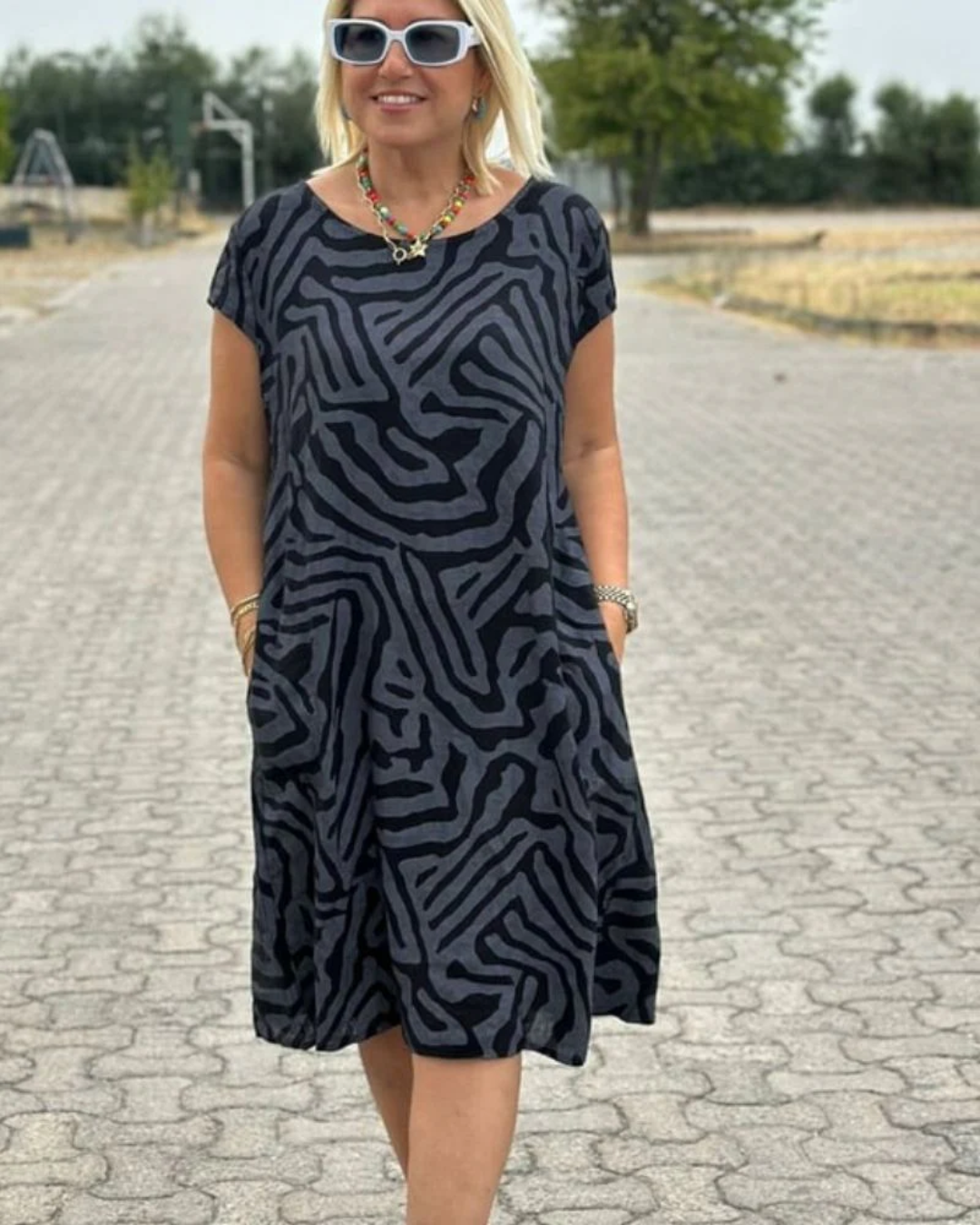 Abito Estivo Lungo Safari Chic con Stampa Zebra e Tasche Laterali