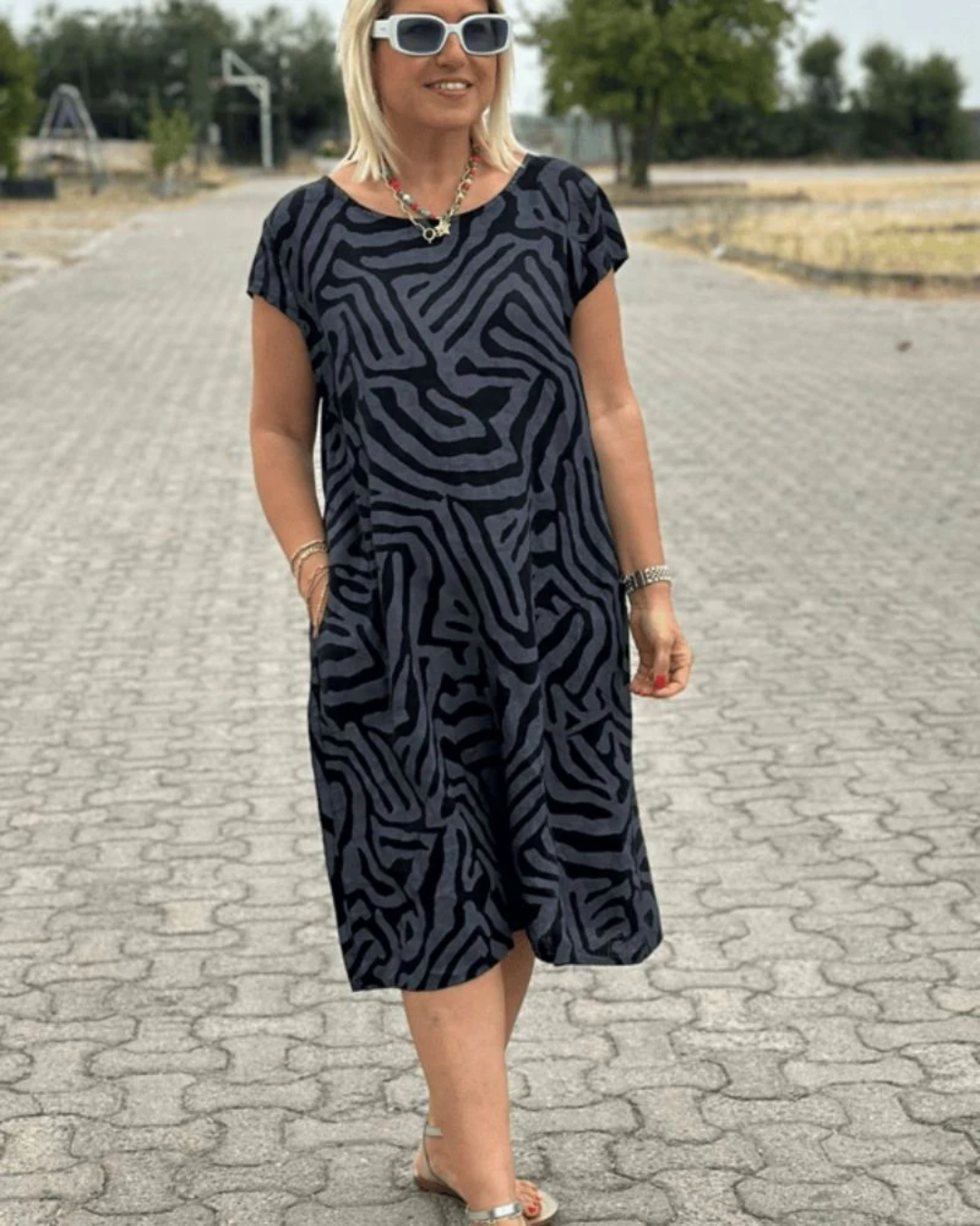 Abito Estivo Lungo Safari Chic con Stampa Zebra e Tasche Laterali